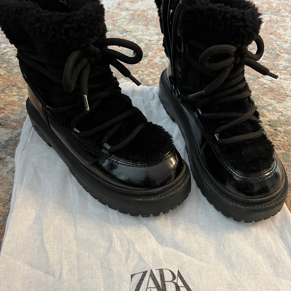 ZARA Black boots with zippers.
Barely worn, very good condition.